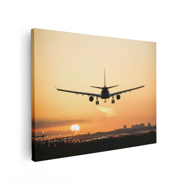 Canvas Schilderij Vooraanzicht Vliegtuig Landt Tijdens Zonsondergang