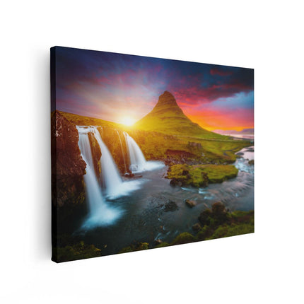 Canvas Schilderij Vooraanzicht Waterval Bij Een Vulkaan Met Zonsondergang