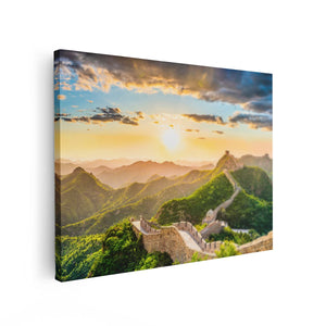 Canvas Schilderij Vooraanzicht De Chinese Muur door de Bergen met Zon