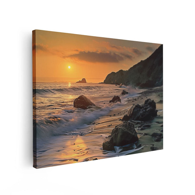 Canvas Schilderij Vooraanzicht De Zon gaat onder boven een Rotsachtig Strand