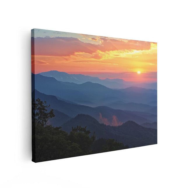 Canvas Schilderij Vooraanzicht De Zon gaat onder boven de Bergen