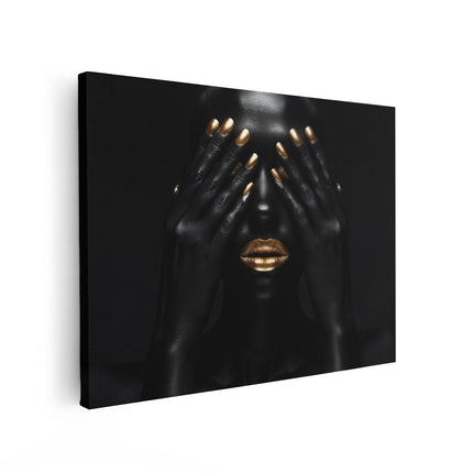 Canvas Schilderij Vooraanzicht Zwarte Vrouw met Gouden Nagels die haar Gezicht Bedekken op een Zwarte Achtergrond