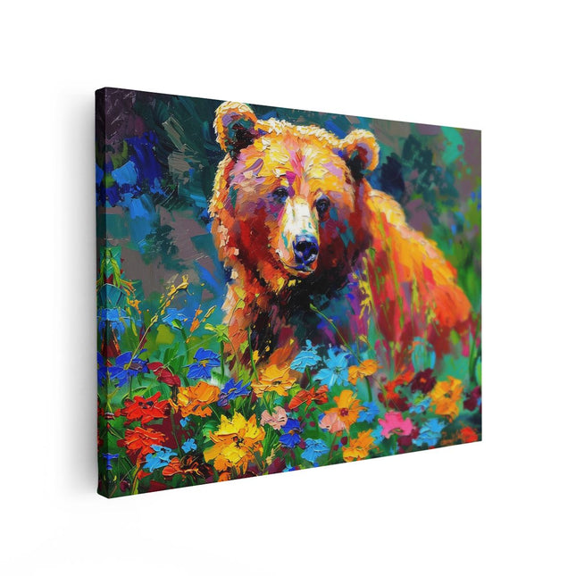 Canvas Schilderij Vooraanzicht Bruine Beer in een Veld met Bloemen