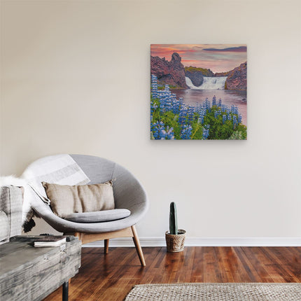 Canvas schilderij kamer Waterval Met Blauwe Lupine Bloemen