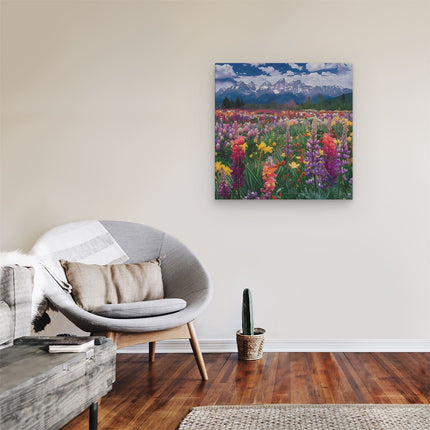 Canvas schilderij kamer Kleurrijke Bloemen in een Veld met Bergen op de Achtergrond