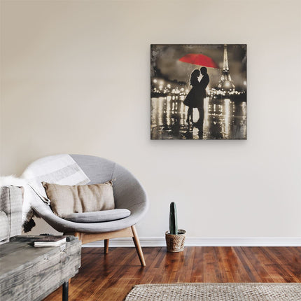Canvas schilderij kamer Paar Kussen onder een Rode Paraplu met de Eiffeltoren op de Achtergrond