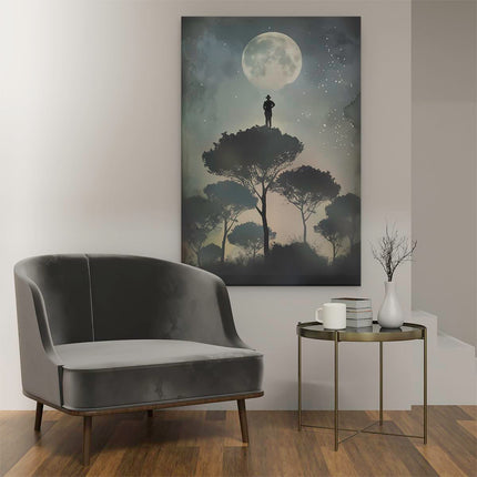 Canvas schilderij interieur Silhouet van een Man die Bovenop een Boom Staat met een Volle Maan op de Achtergrond
