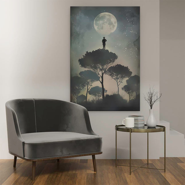 Canvas schilderij interieur Silhouet van een Man die Bovenop een Boom Staat met een Volle Maan op de Achtergrond