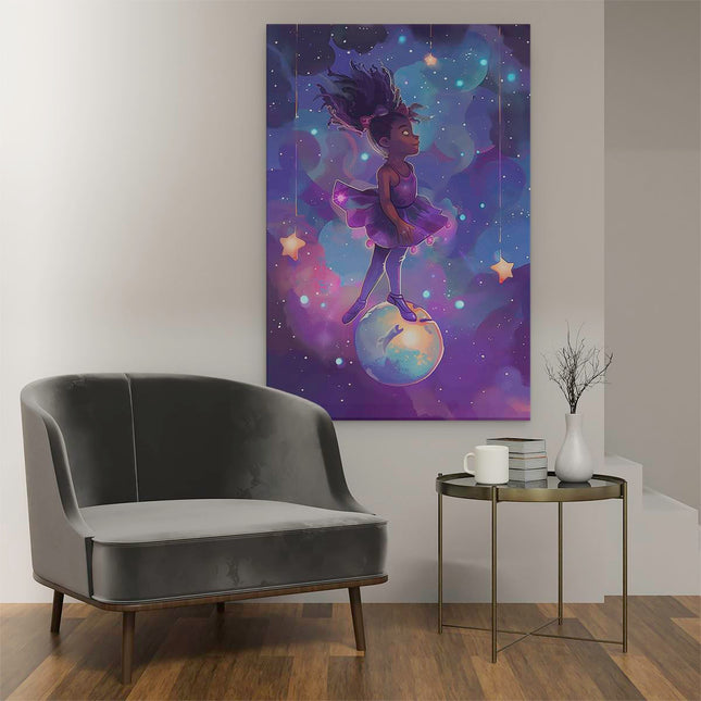Canvas schilderij interieur Meisje in een Paarse Jurk Staat Bovenop een Maan