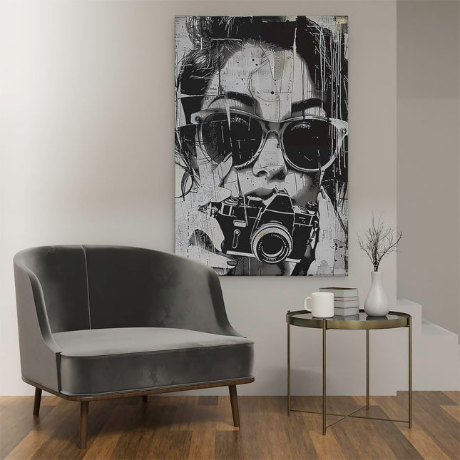 Canvas schilderij interieur Vrouw met Zonnebril die een Camera Vasthoudt