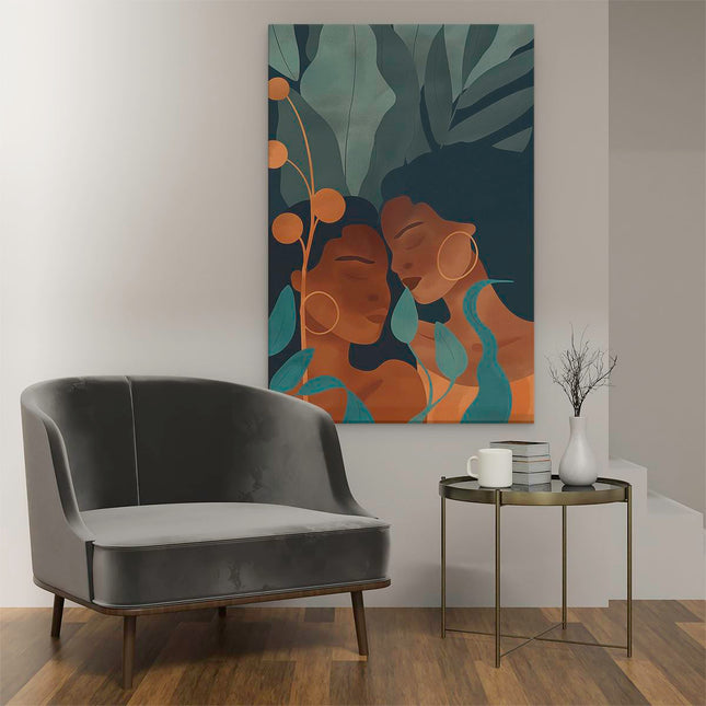 Canvas schilderij interieur Twee Vrouwen die Elkaar Omhelzen in een Tropische Setting