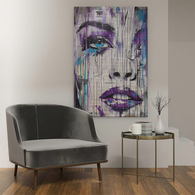 Canvas schilderij interieur Kunstwerk van een Vrouw met Paarse Verf op haar Gezicht