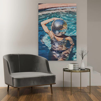 Canvas schilderij interieur Vrouw in een Zwembad met een Discobal op haar Hoofd