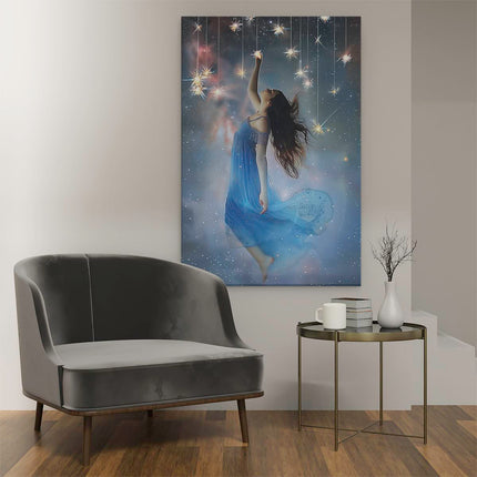 Canvas schilderij interieur Meisje in een Blauwe Jurk met Sterren die aan haar Haar Hangen