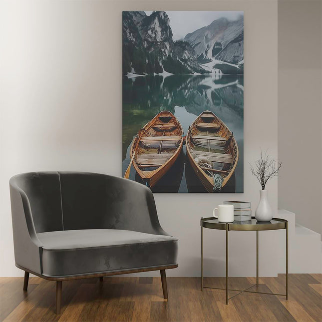 Canvas schilderij interieur Twee Houten Boten aan de Oever van een Meer