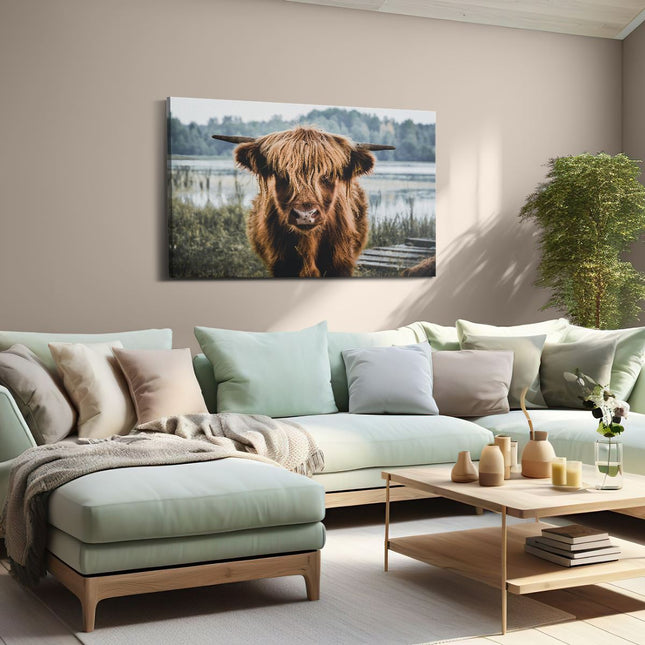 Canvas schilderij woonkamer Schotse Hooglander Koeienkop Bij Een Meer