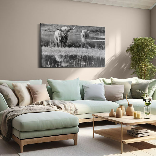 Canvas schilderij woonkamer Twee Schotse Hooglanders in het Moeras - Zwart Wit