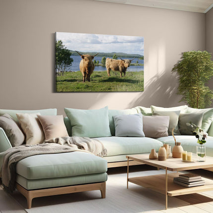 Canvas schilderij woonkamer Twee Schotse Hooglanders bij het Water