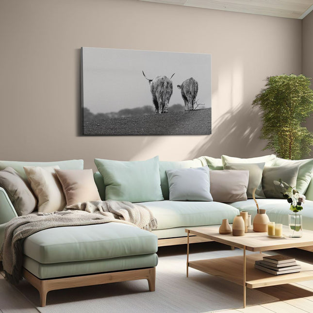 Canvas schilderij woonkamer Twee Schotse Hooglanders Koeien Lopen Weg - Zwart Wit