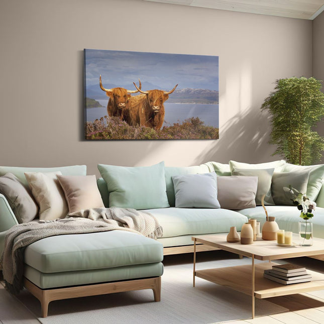Canvas schilderij woonkamer Twee Schotse Hooglanders bij een Meer
