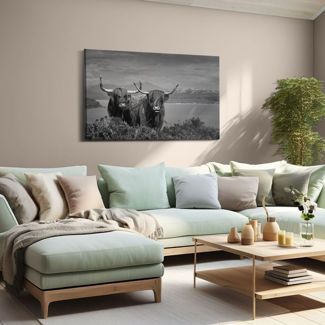 Canvas schilderij woonkamer Twee Schotse Hooglanders bij een Meer - Zwart Wit