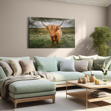 Canvas schilderij woonkamer Schotse Hooglanders in de Weide met Wolken