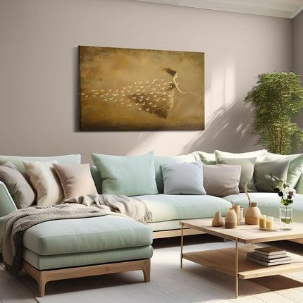 Canvas schilderij woonkamer Vrouw in een Jurk met Vogels die Om haar Heen Vliegen