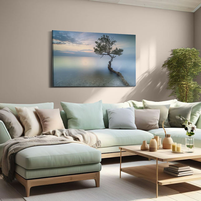 Canvas schilderij woonkamer Eenzame Boom op een Strand bij Zonsondergang