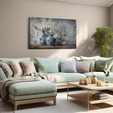 Canvas schilderij woonkamer Twee Blauwe en Witte Vazen ​​Op een Houten Tafel