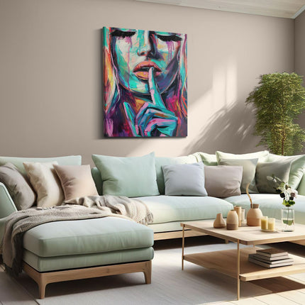 Canvas Schilderij Woonkamer Kleurrijk Kunstwerk van een Vrouw met haar Vinger op haar Lippen