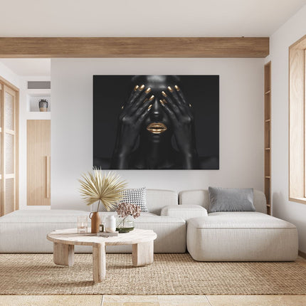 Canvas Schilderij Woonkamer Zwarte Vrouw met Gouden Nagels die haar Gezicht Bedekken op een Zwarte Achtergrond