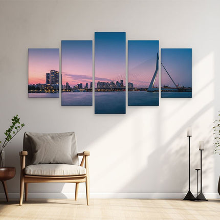 Schilderij vijfluik woonkamer erasmusbrug in rotterdam met zonsondergang