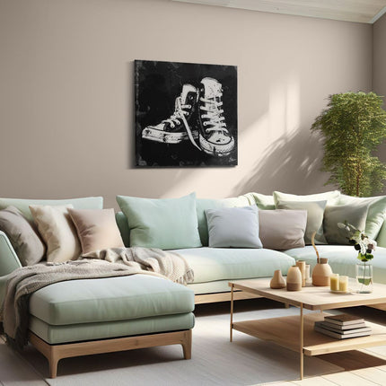 Canvas schilderij woonkamer Paar Converse Schoenen op een Zwarte Achtergrond