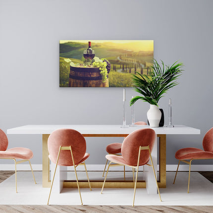 Canvas schilderij woonkamer Wijn met Druiven op een Vat in Toscane