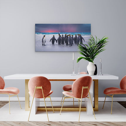 Canvas schilderij woonkamer Groep Pinguïns bij het Water - Kudde