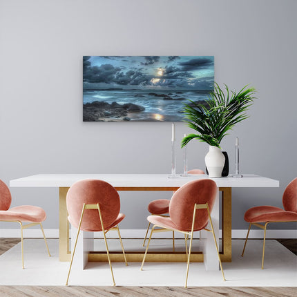 Canvas schilderij woonkamer Stormachtige Lucht boven een Rotsachtig Strand