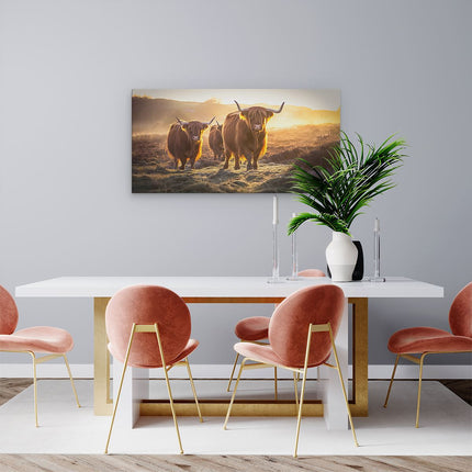 Canvas schilderij woonkamer Groep Koeien die in een Veld Lopen