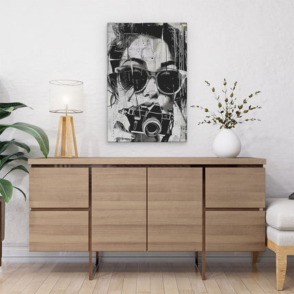 Canvas schilderij interieur Vrouw met Zonnebril die een Camera Vasthoudt