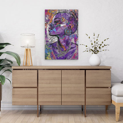 Canvas schilderij interieur Vrouwengezicht in Paars met een Kleurrijke Achtergrond