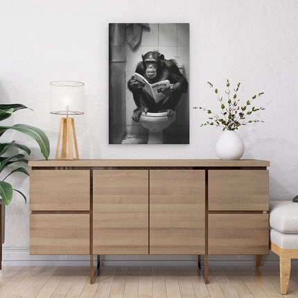 Canvas schilderij interieur Chimpansee Zittend op een Toilet een Krant Lezend