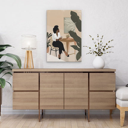 Canvas schilderij interieur Zwarte Vrouw zit aan een Bureau voor een Plant