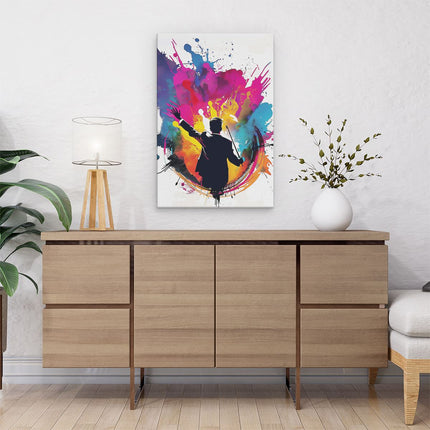 Canvas schilderij interieur Een Man in een Pak Houdt een Stokje Vast voor Kleurrijke Verfspatten