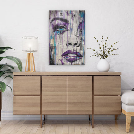 Canvas schilderij interieur Kunstwerk van een Vrouw met Paarse Verf op haar Gezicht