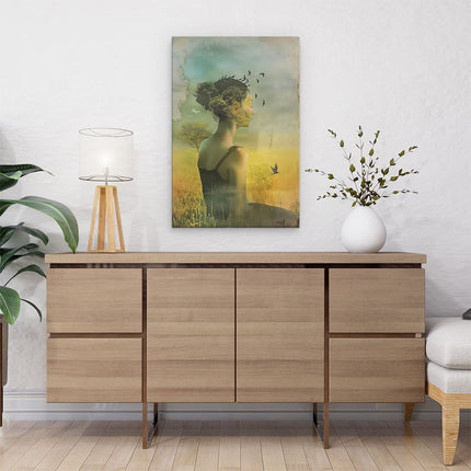 Canvas schilderij interieur Vrouw zit in een Veld met Vogels die Rond haar Hoofd Vliegen