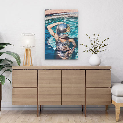 Canvas schilderij interieur Vrouw in een Zwembad met een Discobal op haar Hoofd