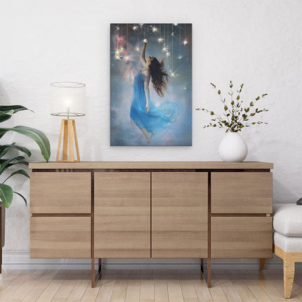 Canvas schilderij interieur Meisje in een Blauwe Jurk met Sterren die aan haar Haar Hangen