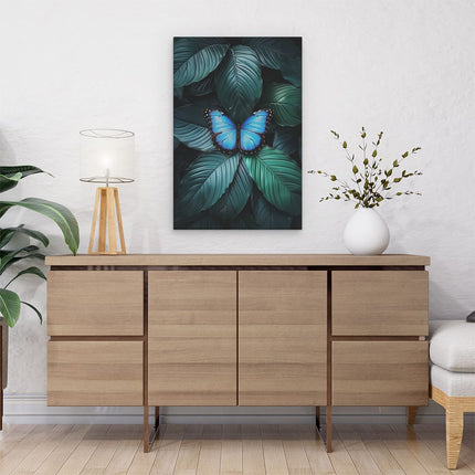 Canvas schilderij interieur Blauwe Vlinder Rustend op Groene Bladeren