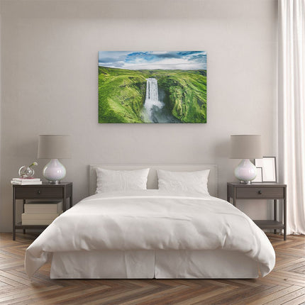 Canvas schilderij slaapkamer Waterval In Het Groene Landschap