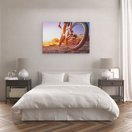 Canvas schilderij slaapkamer Mountainbike Fietser op Stenen bij Zonsopgang