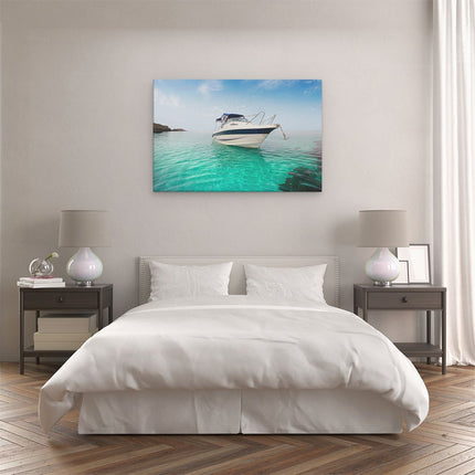 Canvas schilderij slaapkamer Motorboot aan het Strand met Blauw Water